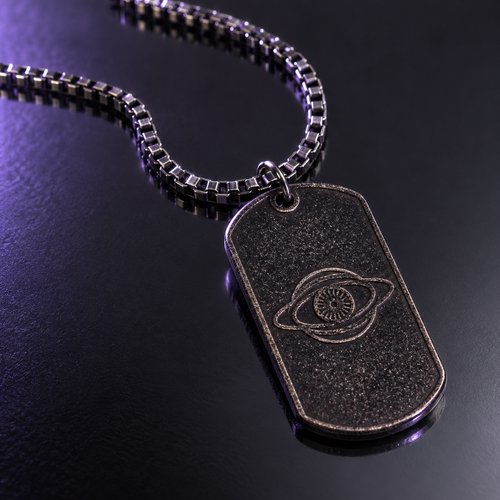 Collier STUDIO SAGLIO en métal, vue rapprochée du pendentif