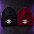 Bonnets STUDIO SAGLIO noir et rouge avec logo, vue rapprochée