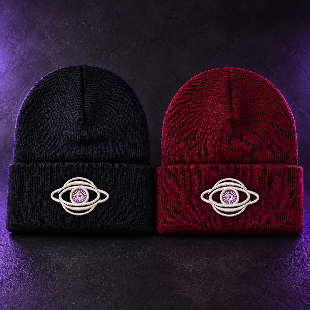 Bonnets STUDIO SAGLIO noir et rouge avec logo, vue rapprochée