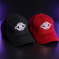Casquettes STUDIO SAGLIO noire et rouge avec logo, vue rapprochée