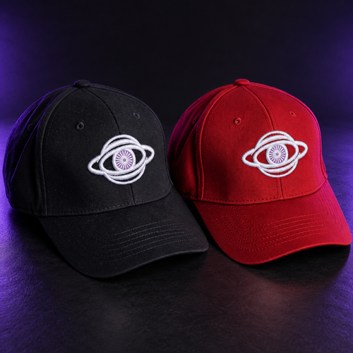 Casquettes STUDIO SAGLIO noire et rouge avec logo, vue rapprochée