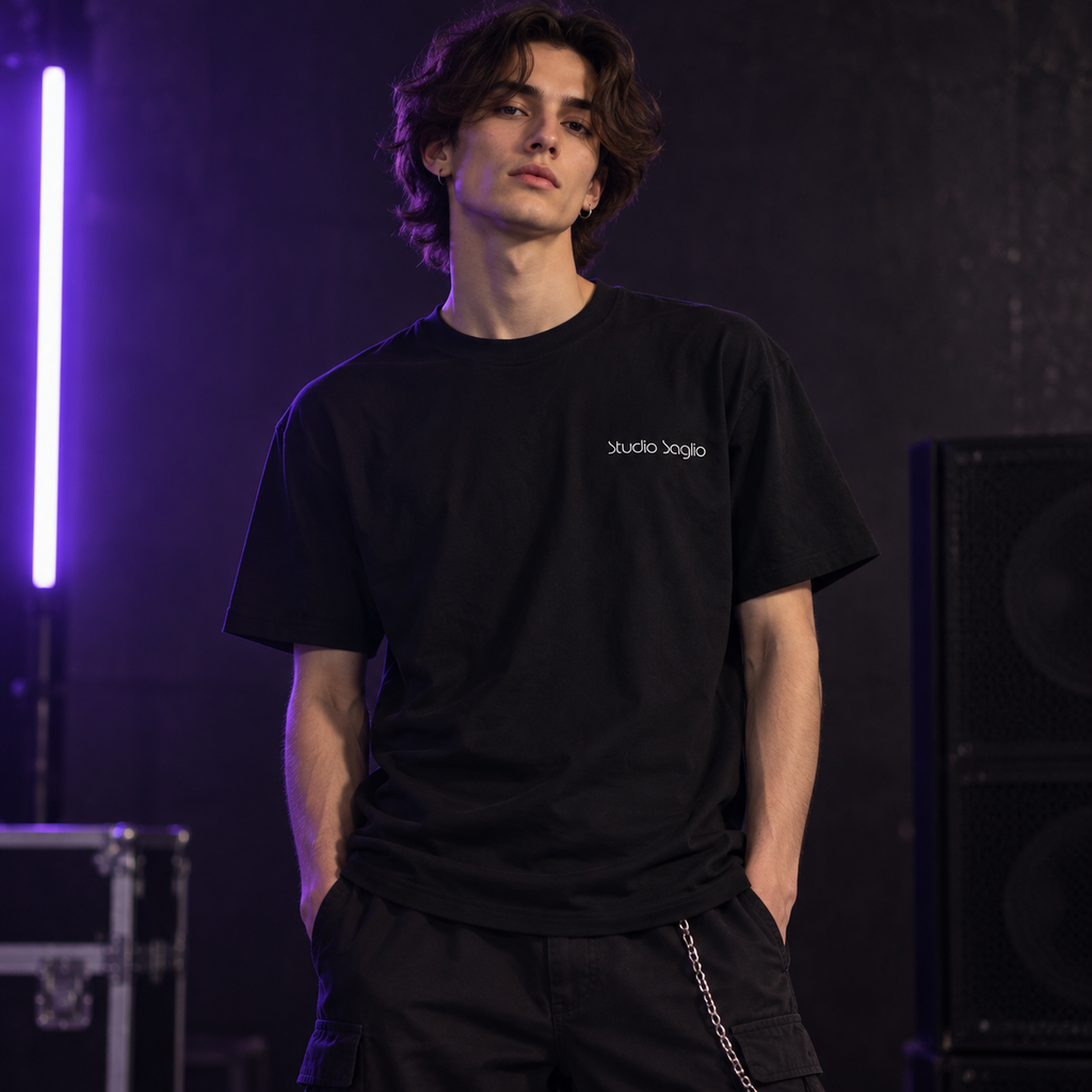 T-shirt noir STUDIO SAGLIO porté de face