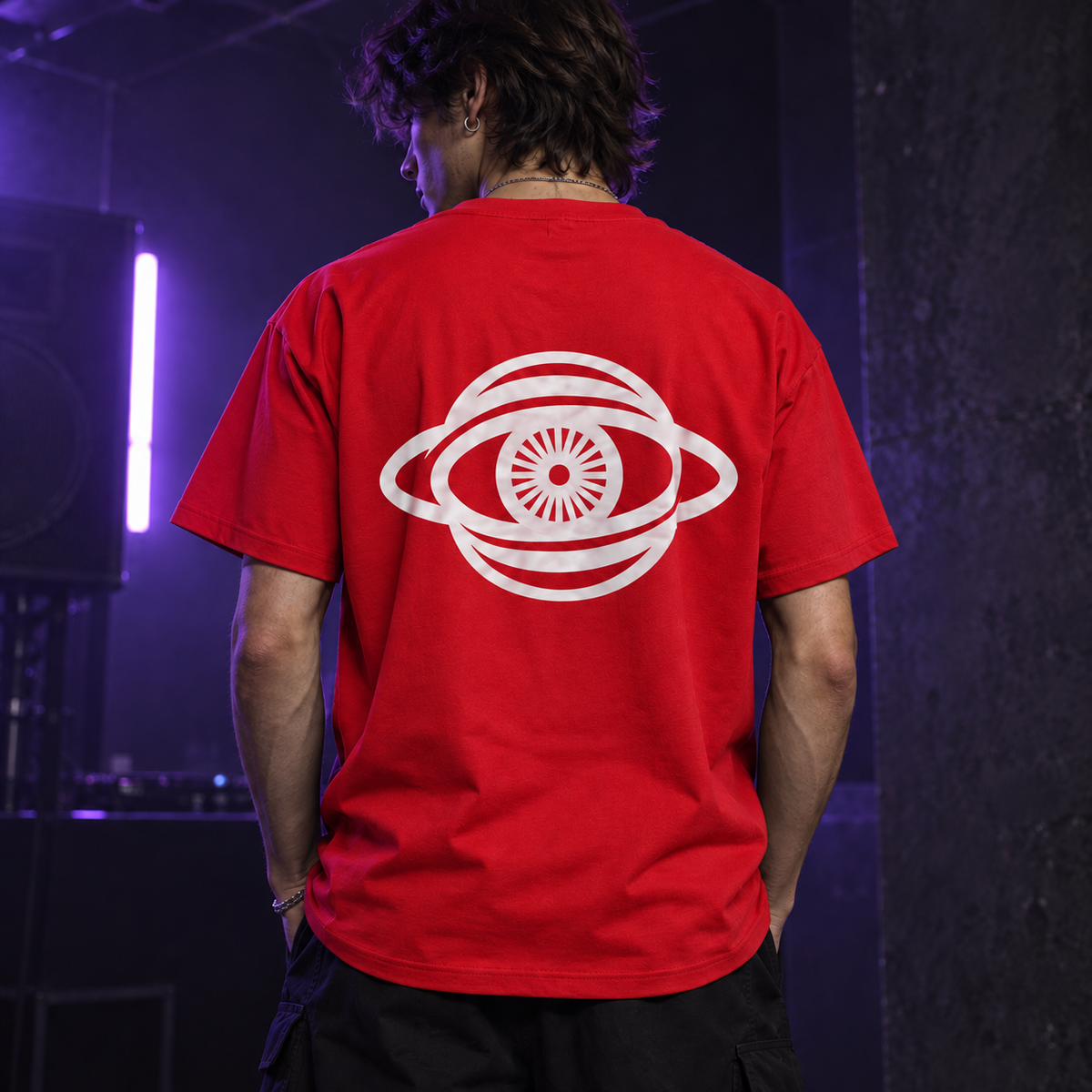 T-shirt rouge STUDIO SAGLIO porté de dos